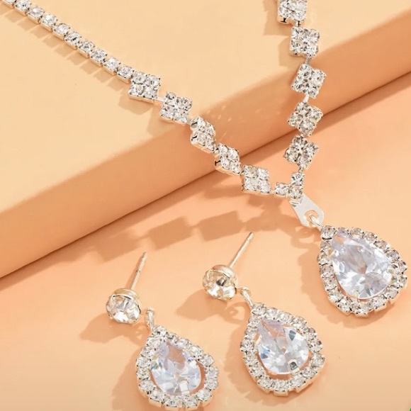 🎁4 for $50🎁 minimalist Rhinestone necklace and earrings set - Picture 2 of 5